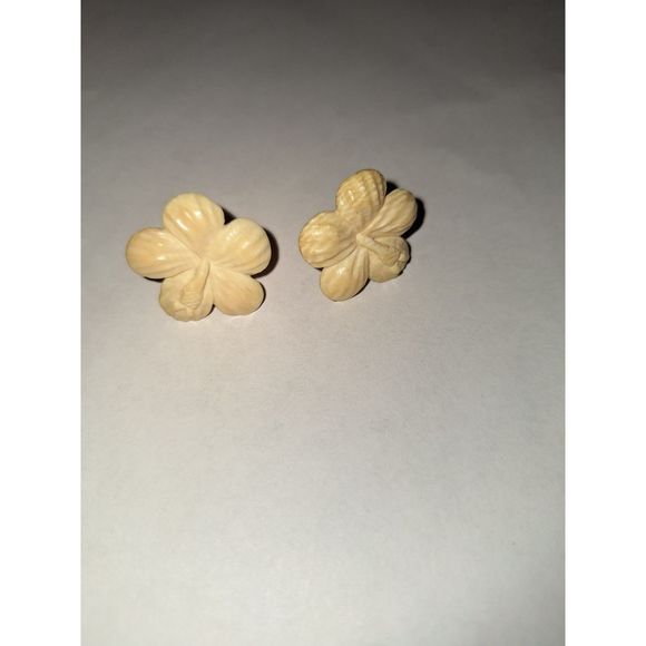 Hawaiian Hand Carved Hibiscus Screw Back Vintage Earrings Cream - Picture 3 of 5